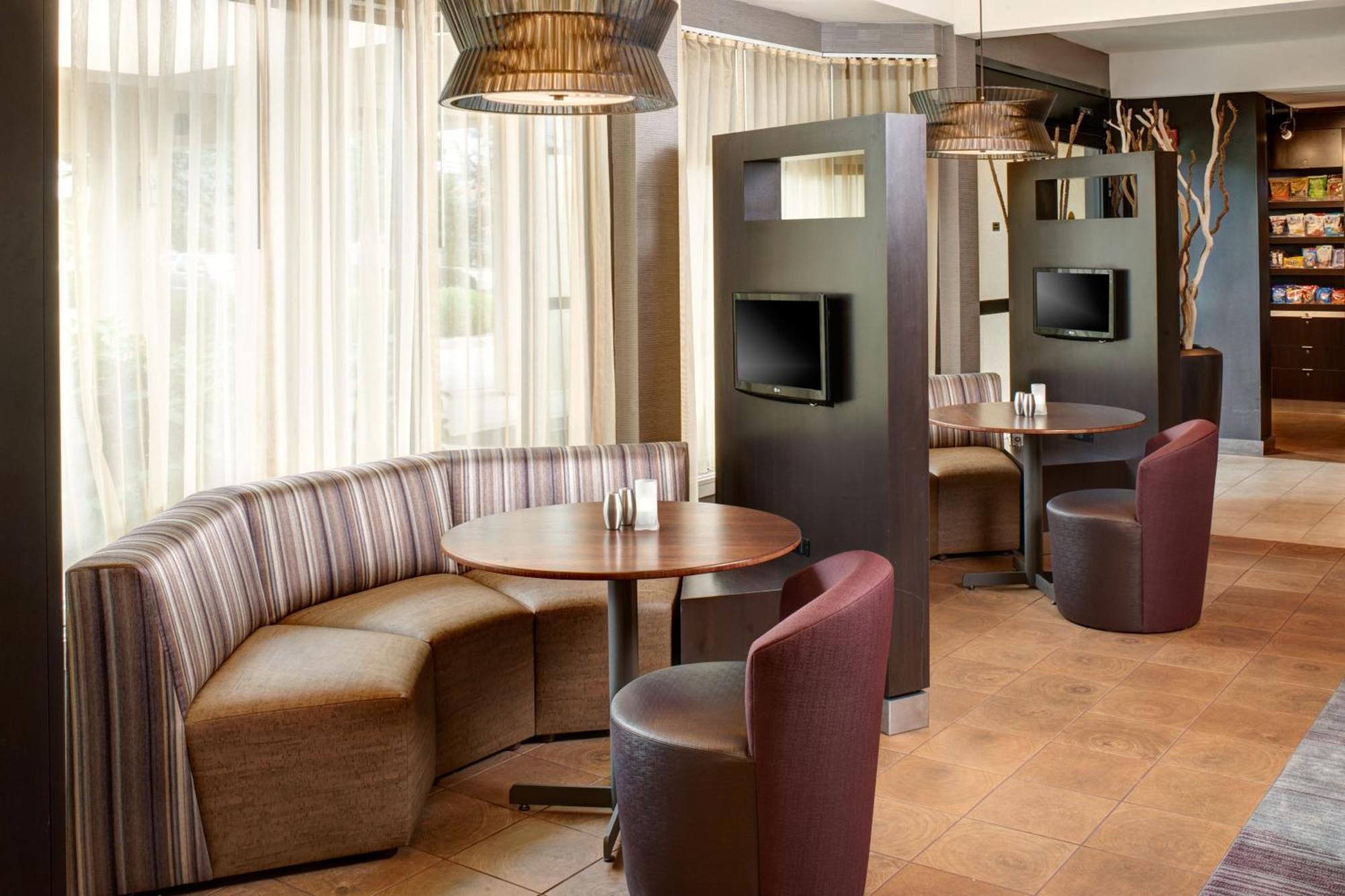 Courtyard By Marriott East Louisville