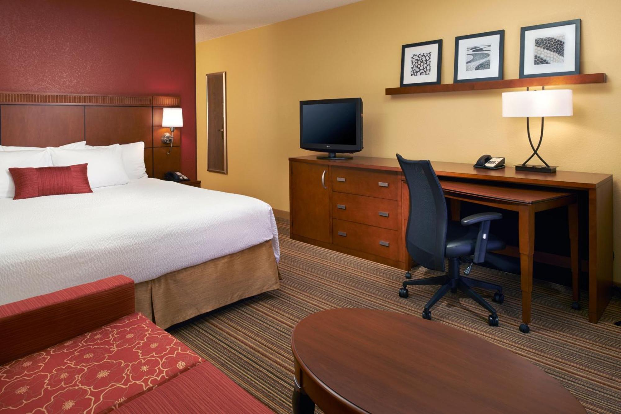 Courtyard By Marriott East Louisville
