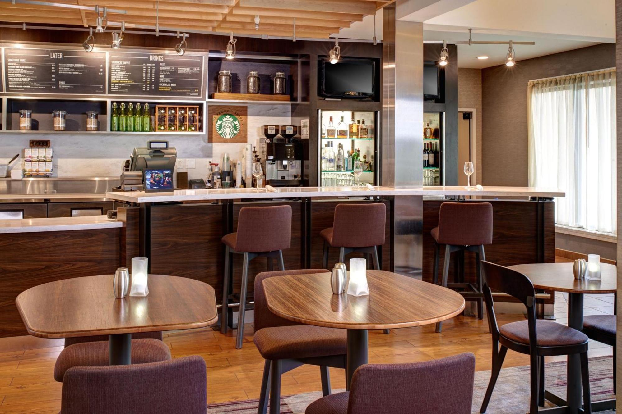Hotel Courtyard By Marriott East
