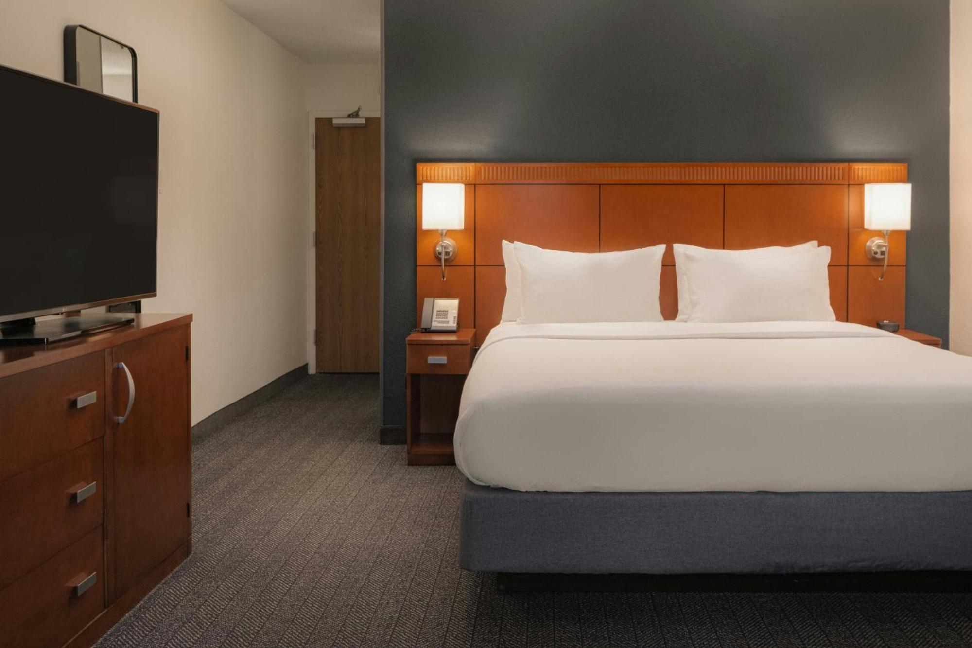 Courtyard By Marriott East Louisville