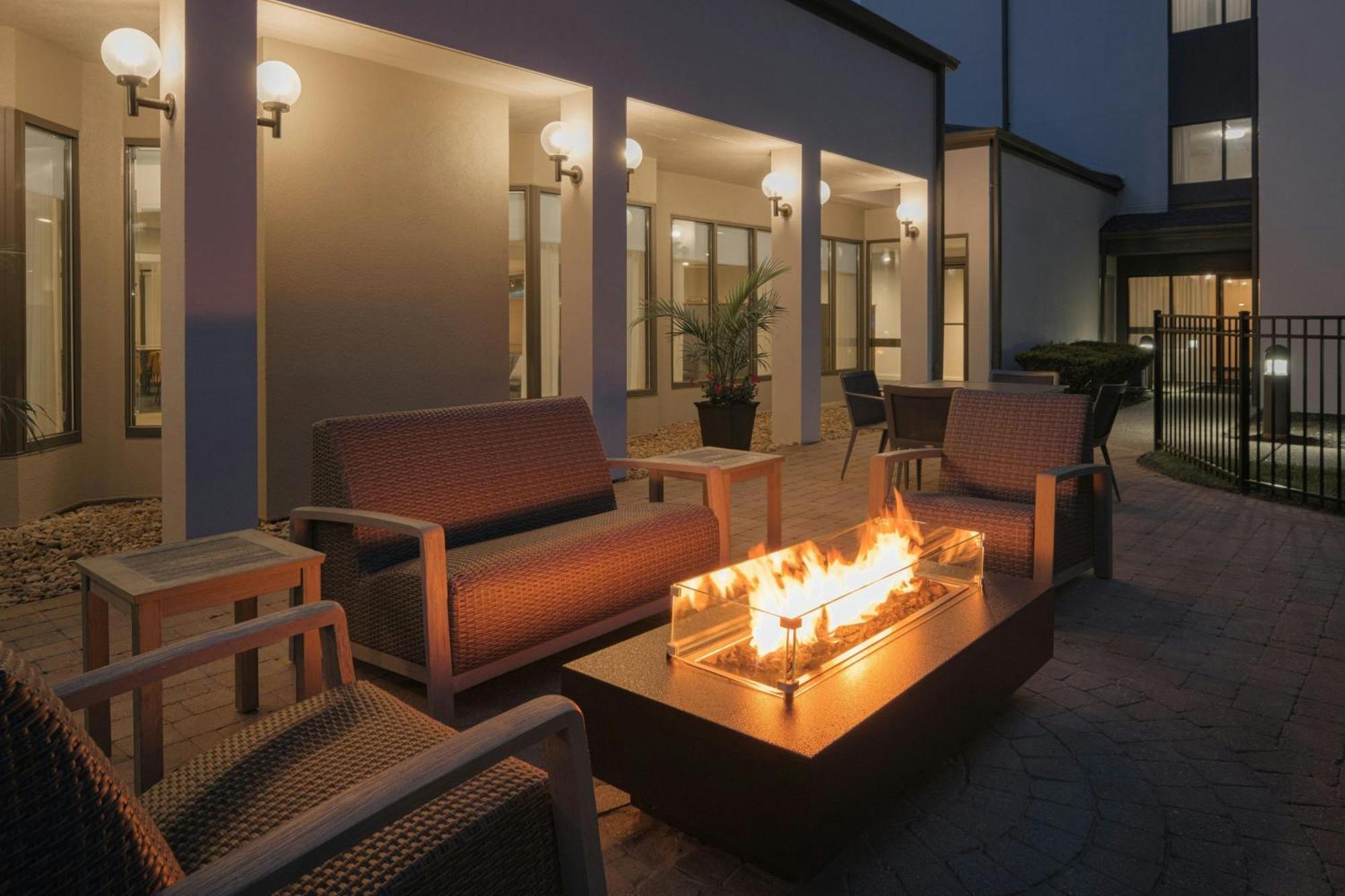 Courtyard By Marriott East Hotel