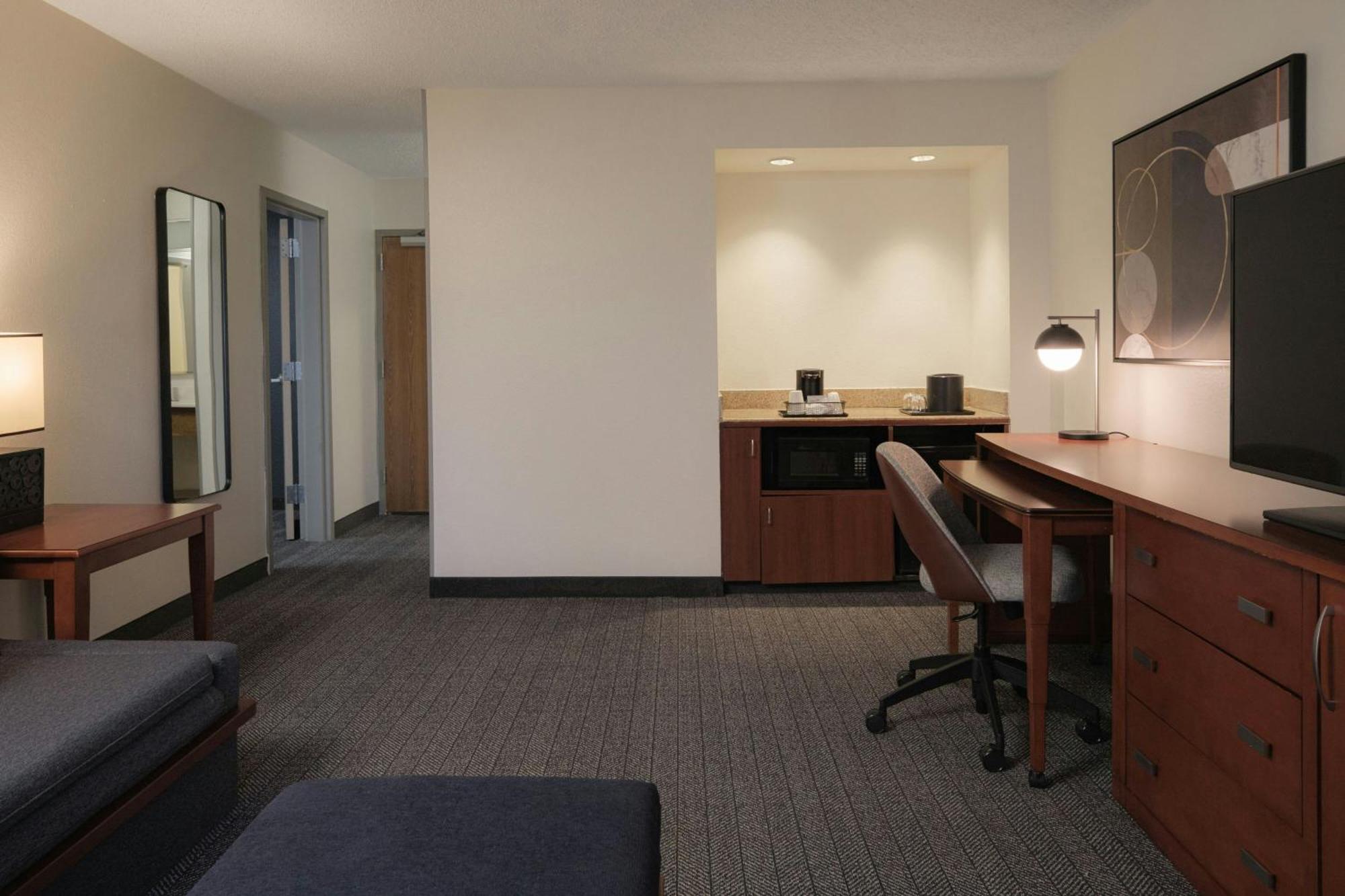 Courtyard By Marriott East Louisville