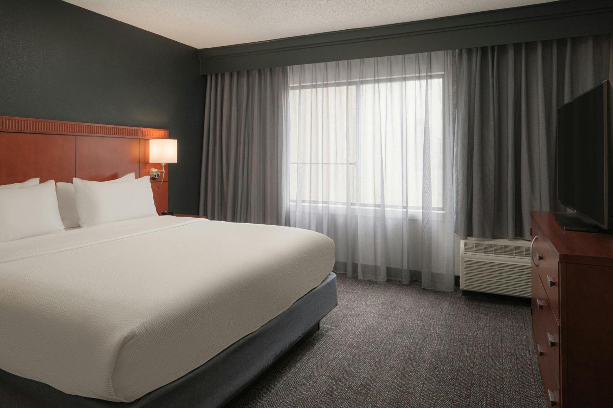 Courtyard By Marriott East 3* Louisville