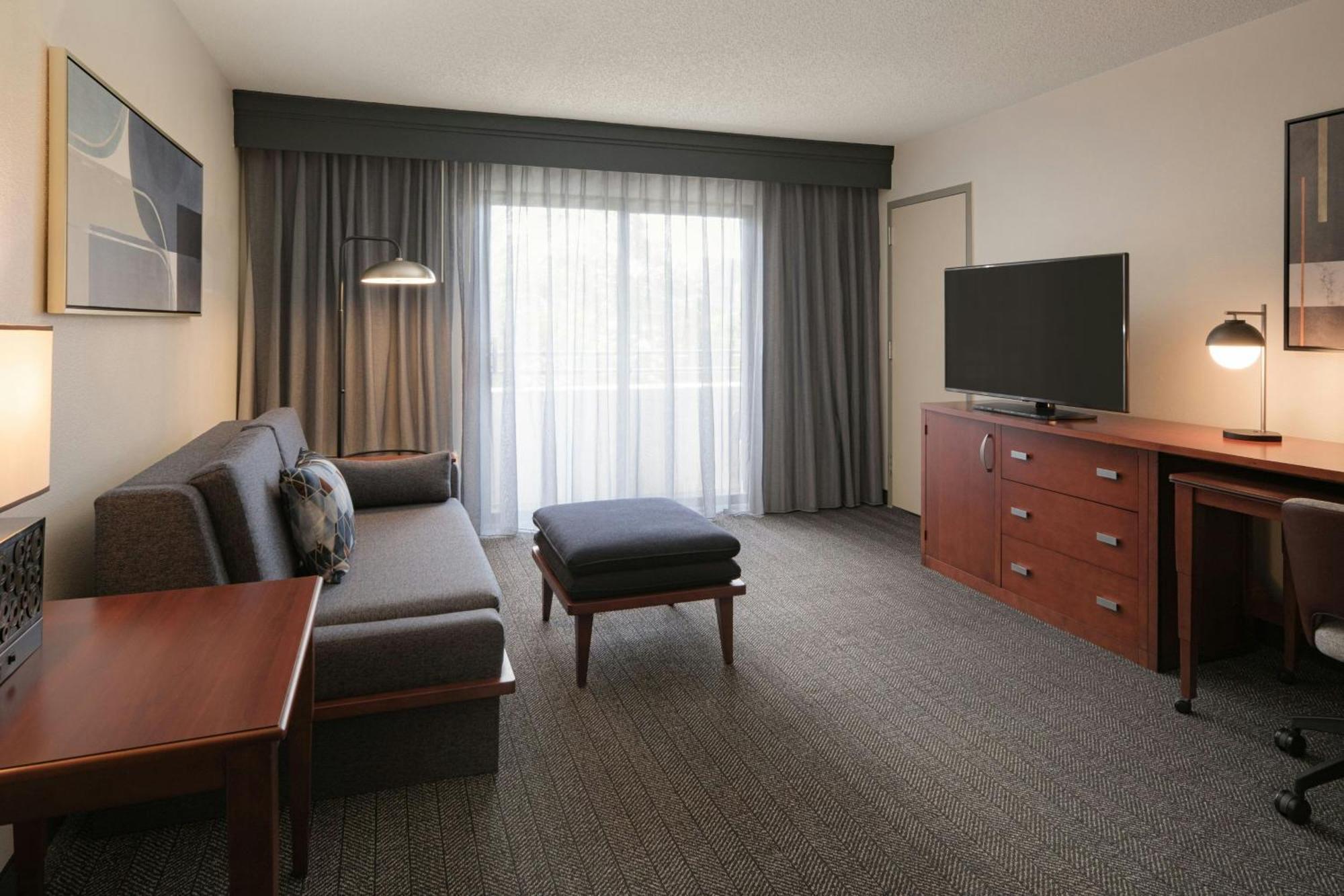 Courtyard By Marriott East Hotel